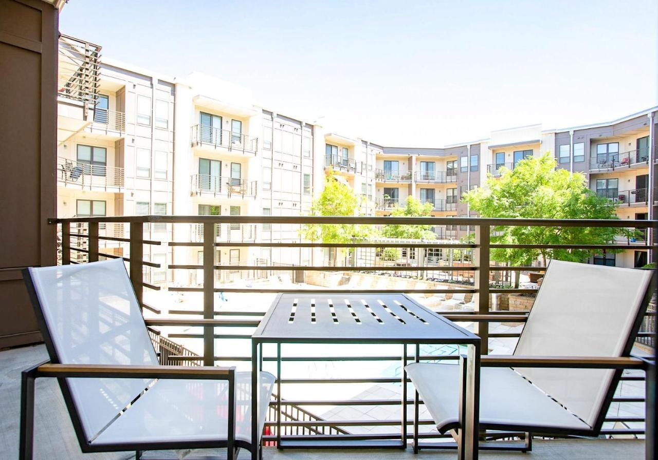 Black Swan - Heart Of Downtown - Midcentury With Patio Apartman Greenville Kültér fotó